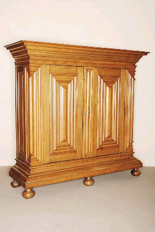 Sogenannter Frankfurter Nasenschrank, deutsch, um 1730/60, Eiche massiv, ausgewähltes Kernholz von allerbester Qualität, z.T. bewußt gespiegelt ...