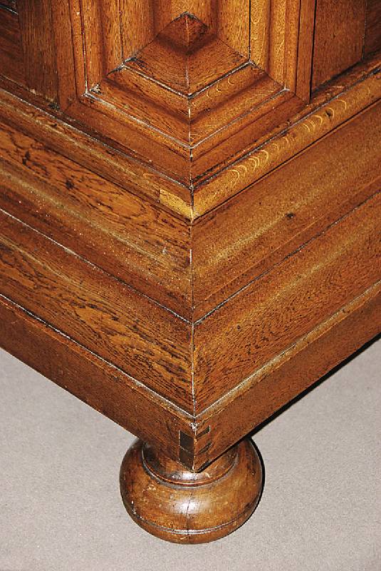Detail a: Sogenannter Frankfurter Nasenschrank, deutsch, um 1730/60, Eiche massiv, ausgewähltes Kernholz von allerbester Qualität, z.T. bewußt gespiegelt ...
