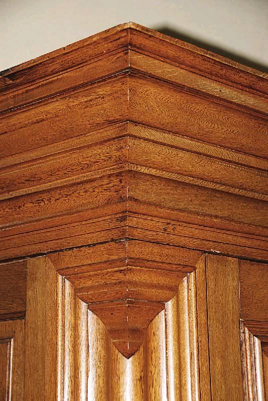Detail b: Sogenannter Frankfurter Nasenschrank, deutsch, um 1730/60, Eiche massiv, ausgewähltes Kernholz von allerbester Qualität, z.T. bewußt gespiegelt ...