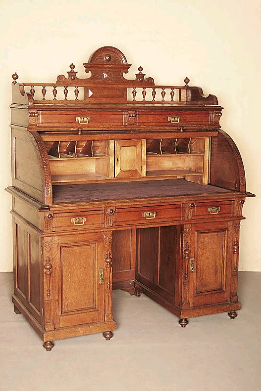 Rollsekretär, deutsch, um 1870, Eiche massiv, Gründerzeit, auf kleinen gedrechselten Füßen Lisenen mit aufgesetzten Drechselarbeiten, ...