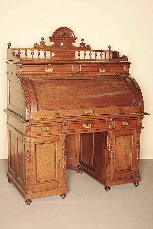 Detail a: Rollsekretär, deutsch, um 1870, Eiche massiv, Gründerzeit, auf kleinen gedrechselten Füßen Lisenen mit aufgesetzten Drechselarbeiten, ...