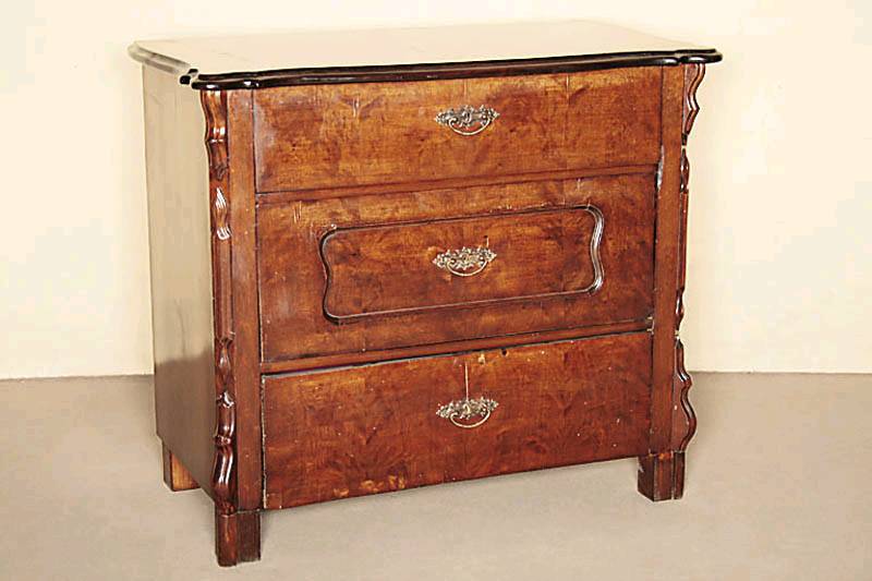 Louis-Philippe-Kommode, um 1860/70, Korpus Weichholz, Mahagoni- bzw. Birkefurnier, Lisenen abgeschrägt, aufgesetzte Voluten, 3 -schübig, mittig ...