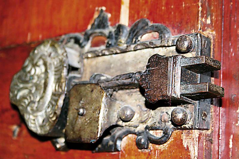 Detail b: Bauernschrank, süddeutsch, um 1830/40, Datierung datiert 1793 sekundär, Weichholz bemalt, zweitüriger Korpus mit vorgekehltem verkröpftem Kranz, ...