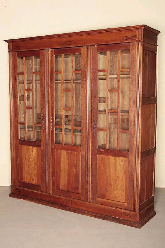 Bücherschrank, deutsch, um 1910, Eiche massiv, 3-türig, Fußteil doppelt getreppt, gerader Korpus, seitlich verstrebt, Türfüllungen gerahmt, ...