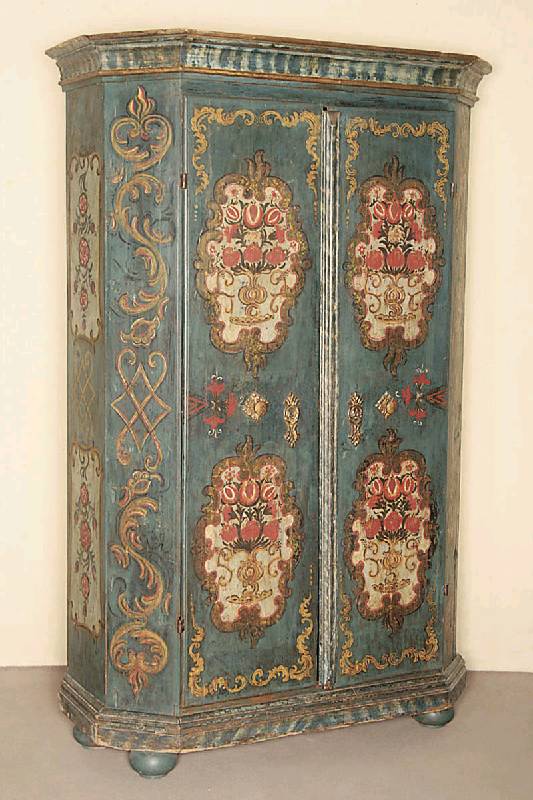 sogenannter Weißzeugschrank, alpenländisch, um 1820/30, Weichholz, blaugrau-grundig, Malerei aus der Zeit, nicht aufgefrischt, Anspielung auf ...