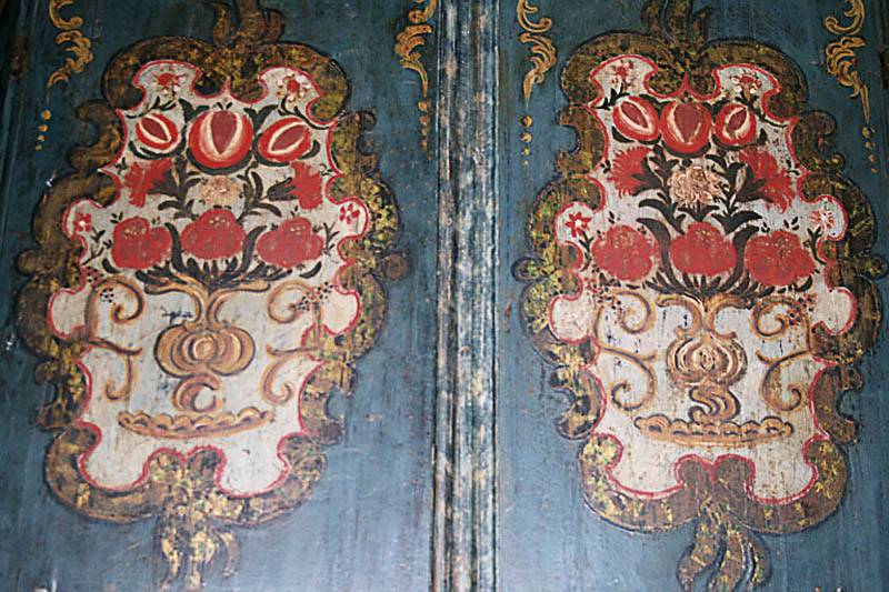 Detail a: sogenannter Weißzeugschrank, alpenländisch, um 1820/30, Weichholz, blaugrau-grundig, Malerei aus der Zeit, nicht aufgefrischt, Anspielung auf ...