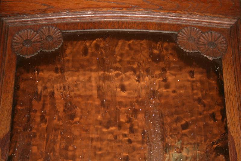 Detail a: Vielzweckschrank, süddeutsch, um 1900/04, wohl Karlsruhe, Front auf Rahmen gearbeitet, Darstellung von Laubhütte und Lebensbaum, Anspielung auf ...