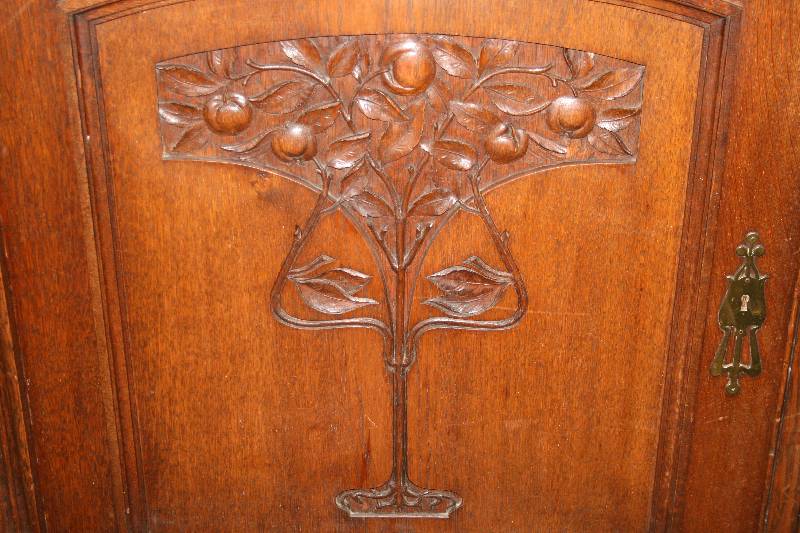 Detail b: Vielzweckschrank, süddeutsch, um 1900/04, wohl Karlsruhe, Front auf Rahmen gearbeitet, Darstellung von Laubhütte und Lebensbaum, Anspielung auf ...