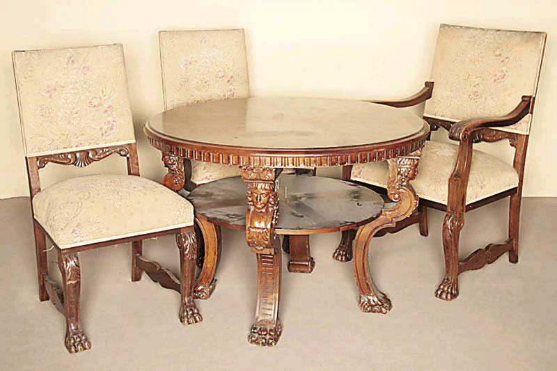 Herrensalon, bestehend aus zwei Stühlen und einem Etagentisch, Stühle, deutsch, um 1925/30, Gestell Nußbaum massiv, Seiten verschränkt, Front mit ...