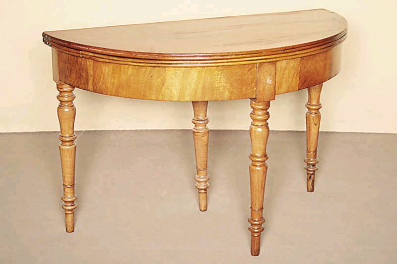 Klapptisch, süddeutsch/Raum Neustadt/Speyer, um 1810/20, Nußbaum massiv, Nußbaumfurnier, aufgebaute Zarge, Abdeckplatte doppelt gerillt, ...