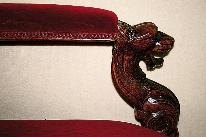 Detail a: Zwei Prunkarmlehnsessel, Frankreich/Dijon, um 1870/80, Eiche massiv, im Renaissancestil mit Barockstileinfluß, reiche Rocaillenverzierung in ...