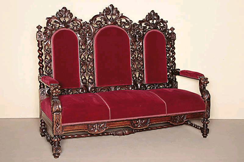 Sofa, Frankreich/Dijon, um 1870/80, Eiche massiv, im Renaissancestil mit Barockstilelementen, reiche Rocaillenverzierung in Durchbrucharbeit, Säulen ...