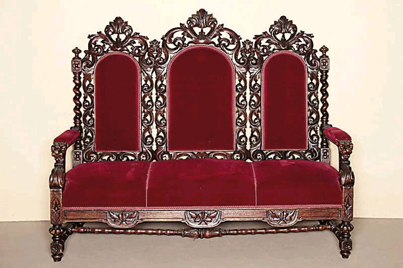 Detail a: Sofa, Frankreich/Dijon, um 1870/80, Eiche massiv, im Renaissancestil mit Barockstilelementen, reiche Rocaillenverzierung in Durchbrucharbeit, Säulen ...