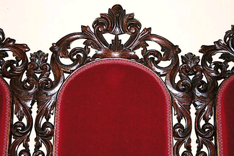 Detail b: Sofa, Frankreich/Dijon, um 1870/80, Eiche massiv, im Renaissancestil mit Barockstilelementen, reiche Rocaillenverzierung in Durchbrucharbeit, Säulen ...