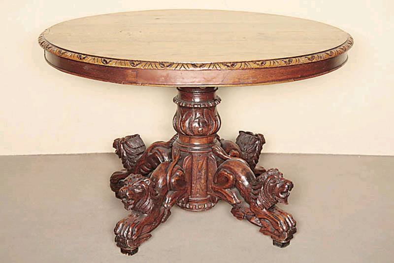 Ovaler Ausziehtisch, Frankreich/Dijon, um 1880/90, Eiche massiv, Fußsäule mit vier Auslegern, Rosettenverzierung, Löwen vollplastisch in ...