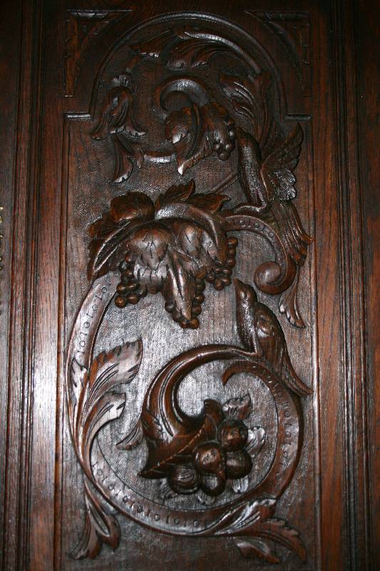 Detail a: Vielzweckschrank, Niederlande/Flandern, um 1880/90, Korpus Buche, Front und Seiten Eiche massiv, Eichefurnier, z.T. auf Rahmen gearbeitet, z.T. ...