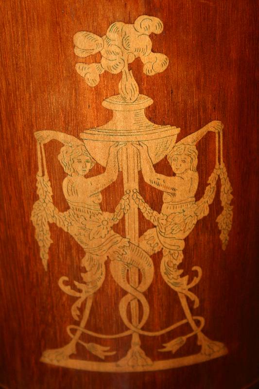Detail a: Prunksofa, Berlin, um 1910, nach dem Vorbild von 1820/30, 3-sitzer, Korpus Weichholz/Hartholz, Mahagonifurnier, z.T. gespiegelt verlegt, Intarsien ...