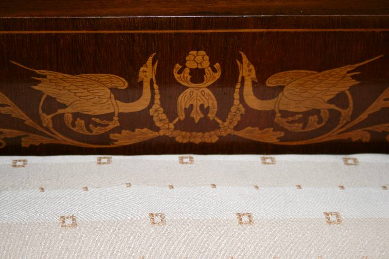 Detail b: Prunksofa, Berlin, um 1910, nach dem Vorbild von 1820/30, 3-sitzer, Korpus Weichholz/Hartholz, Mahagonifurnier, z.T. gespiegelt verlegt, Intarsien ...
