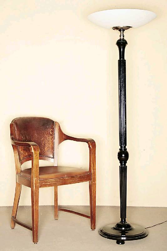 Große ArtDeco-Stehlampe, Frankreich/Paris, um 1920, schöner fein ausgearbeiteter Fuß (Hartholz schwarz lackiert), weit ausladender Schirm aus ...