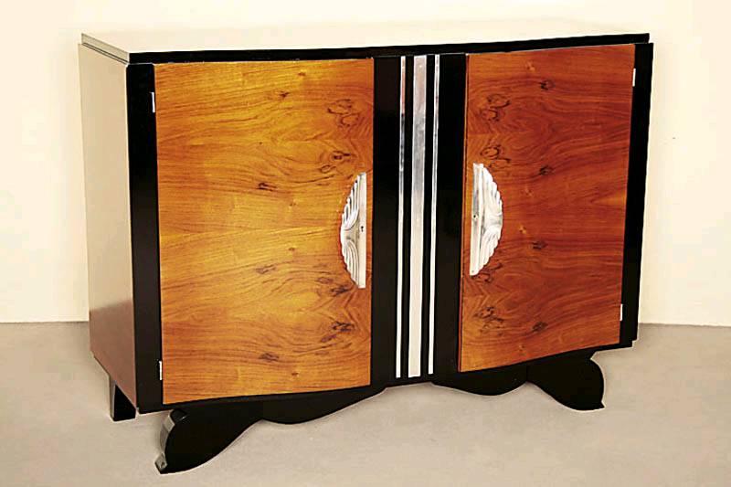 ArtDeco-Sideboard, Frankreich, um 1920, in ausdrucksstarkem kaukasischem Nußbaum und Weichholz, zum Teil schwarz abgesetzt, Korpus elegant mehrfach ...