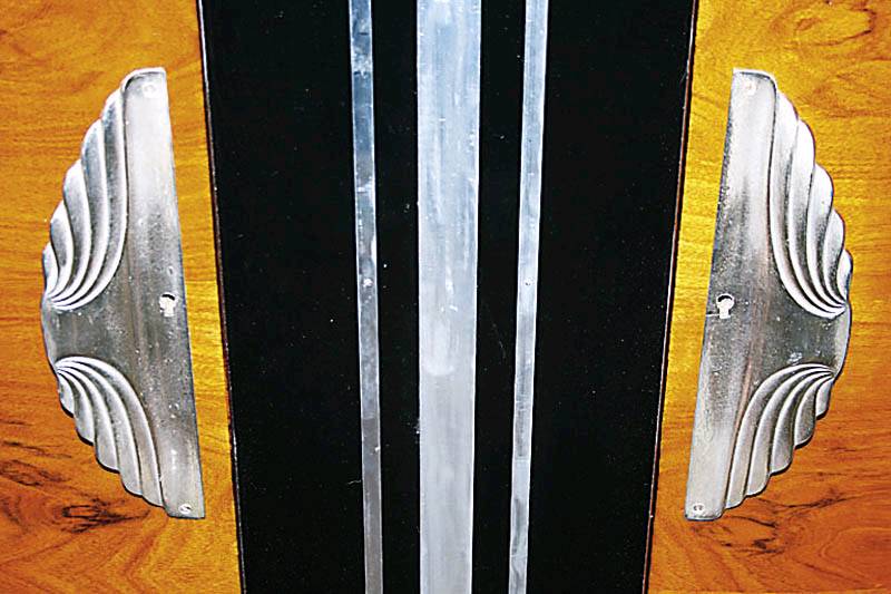 Detail a: ArtDeco-Sideboard, Frankreich, um 1920, in ausdrucksstarkem kaukasischem Nußbaum und Weichholz, zum Teil schwarz abgesetzt, Korpus elegant mehrfach ...