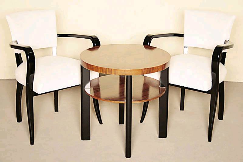 ArtDeco-Sitzgruppe, Frankreich, um 1930, bestehend aus zwei eleganten Salon-Stühlen und dazugehörigem Clubtisch, Stühle neu gepolstert und ...