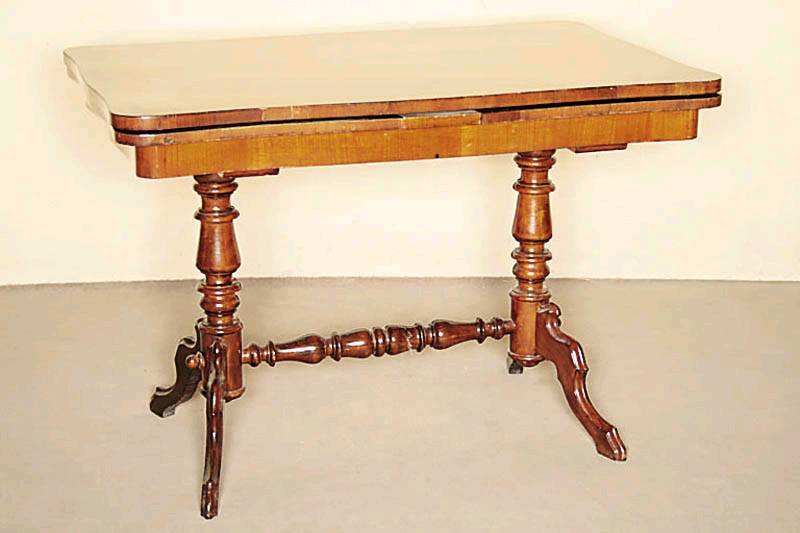 Salontisch, deutsch, um 1870/80, Korpus Buche massiv, auf Nußbaum gebeizt, reich gedrechselter Fuß, Ausläufer geschweift und liniert, schöne ...