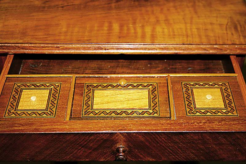 Detail a: Nähtisch, deutsch, um 1880/90, eklektizisitischer Stil, Barockstil mit Renaissanceeinfluß, Korpus Weichholz, z.T. Wurzelnußfurnier gespiegelt ...