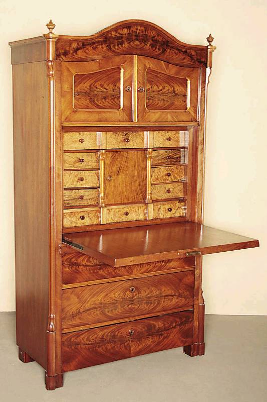 3-schübiger Schranksekretär, mitteldeutsch, um 1860/70, Korpus Weichholz/Hartholz, Mahagoni und Wurzelnußfurnier z.T. gespiegelt verlegt, Unter- ...