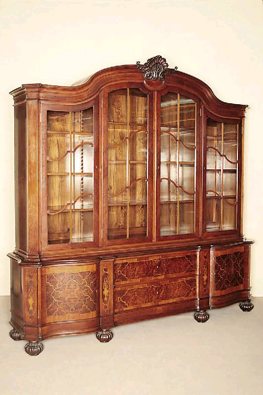 Prunkvitrine bzw. Bücherschrank, deutsch, um 1910, Korpus Weichholz, Nußbaum- bzw. Wurzelnußfurnier, auf gedrechselten Kugelfüßen, gerillt, ...