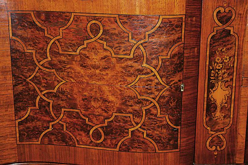 Detail a: Prunkvitrine bzw. Bücherschrank, deutsch, um 1910, Korpus Weichholz, Nußbaum- bzw. Wurzelnußfurnier, auf gedrechselten Kugelfüßen, gerillt, ...