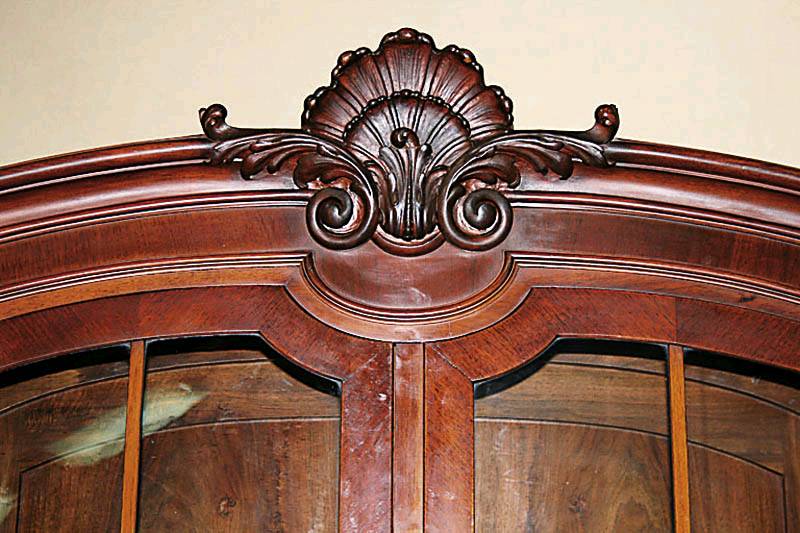 Detail b: Prunkvitrine bzw. Bücherschrank, deutsch, um 1910, Korpus Weichholz, Nußbaum- bzw. Wurzelnußfurnier, auf gedrechselten Kugelfüßen, gerillt, ...
