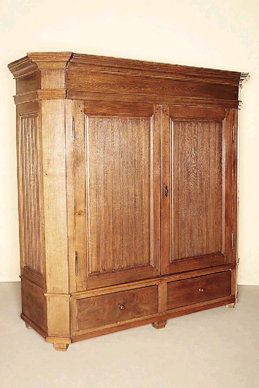 Dielenschrank, deutsch/wohl Niederrhein, um 1820, Eiche massiv, Unterteil mit zwei integrierten Schubladen, abgeschrägte Lisenen,Seiten und ...