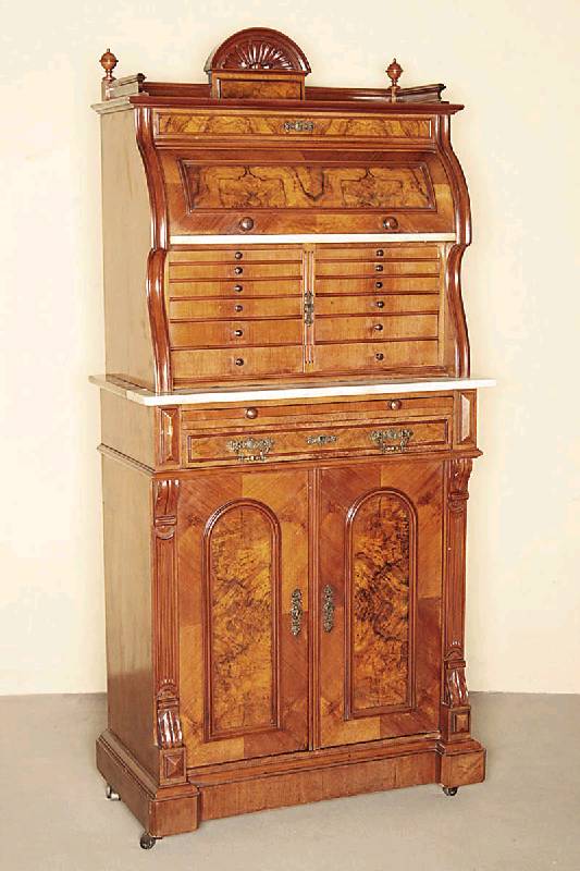 Zahnarztmöbel, deutsch, um 1880, Korpus Weichhoz, Nußbaumfurnier, z.T. Wurzelnuß, auf Rollen stehend, breite Fußleiste, Lisenen in Voluten ...