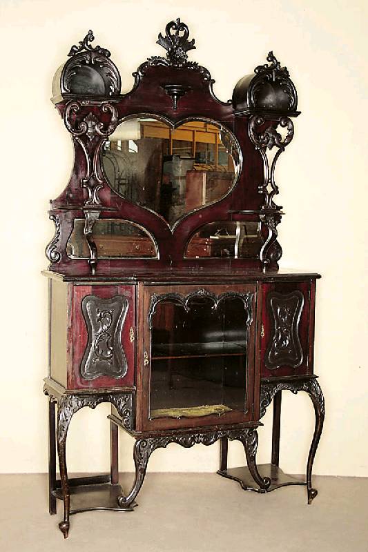Prunkvitrine mit Spiegelaufsatz, England, um 1900, Chippendalestil, Mahagoni massiv, auf geschwungenen Hochbeinen, mit Ablage, Mitteltür verglast, ...