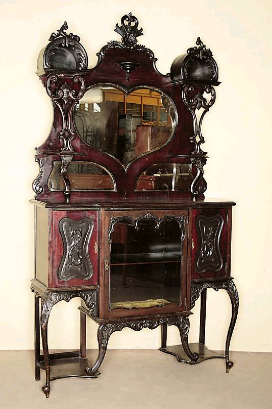 Detail a: Prunkvitrine mit Spiegelaufsatz, England, um 1900, Chippendalestil, Mahagoni massiv, auf geschwungenen Hochbeinen, mit Ablage, Mitteltür verglast, ...