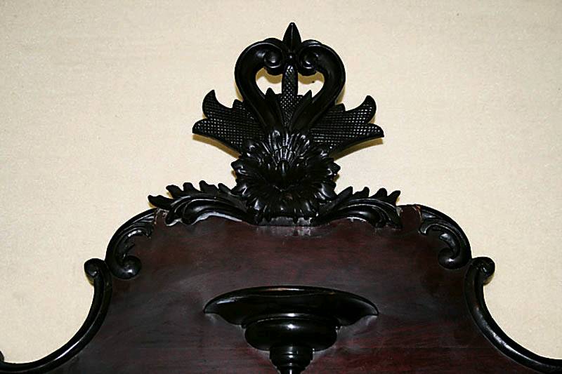Detail b: Prunkvitrine mit Spiegelaufsatz, England, um 1900, Chippendalestil, Mahagoni massiv, auf geschwungenen Hochbeinen, mit Ablage, Mitteltür verglast, ...