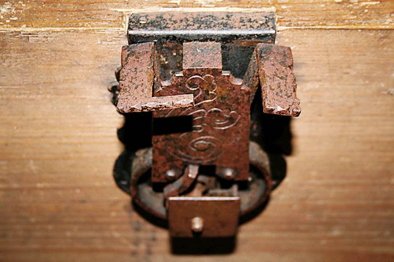 Detail a: Truhe, deutsch, um 1800, Weichholz, mit Bauernmalerei, auf gedrückten Kugelfüßen, diese wohl sekundär, profilierte Fußleiste, Front mit zwei ...