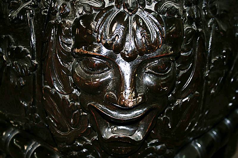 Detail a: Prunkschrank, deutsch, 20er Jahre, im sogenannten florentinischen Renaissancesstil, Unterteil aus einem Schnitzblock bestehend, Korpus zum größten ...