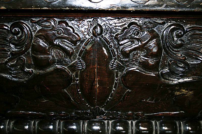 Detail b: Prunkschrank, deutsch, 20er Jahre, im sogenannten florentinischen Renaissancesstil, Unterteil aus einem Schnitzblock bestehend, Korpus zum größten ...