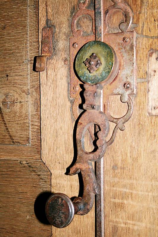 Detail b: Prunkhochzeitsschrank, Südpfalz/Gegend Neustadt, um 1770/80, Eiche massiv, komplett auf Rahmen gearbeitet, Holz von bester Qualität, nur Hirnholz, ...