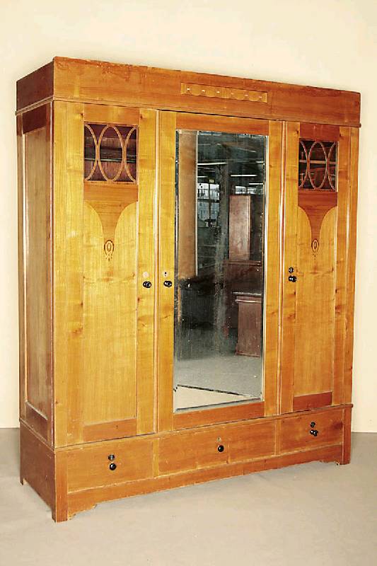 Schlafzimmer, deutsch, um 1904/06, Jugendstil, bestehend aus Waschtisch, zwei Betten, Nachttisch und Schrank, Korpus Edelholz und Kirschbaumfurnier ...