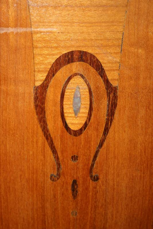 Detail a: Schlafzimmer, deutsch, um 1904/06, Jugendstil, bestehend aus Waschtisch, zwei Betten, Nachttisch und Schrank, Korpus Edelholz und Kirschbaumfurnier ...