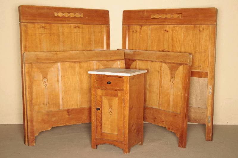 Detail b: Schlafzimmer, deutsch, um 1904/06, Jugendstil, bestehend aus Waschtisch, zwei Betten, Nachttisch und Schrank, Korpus Edelholz und Kirschbaumfurnier ...