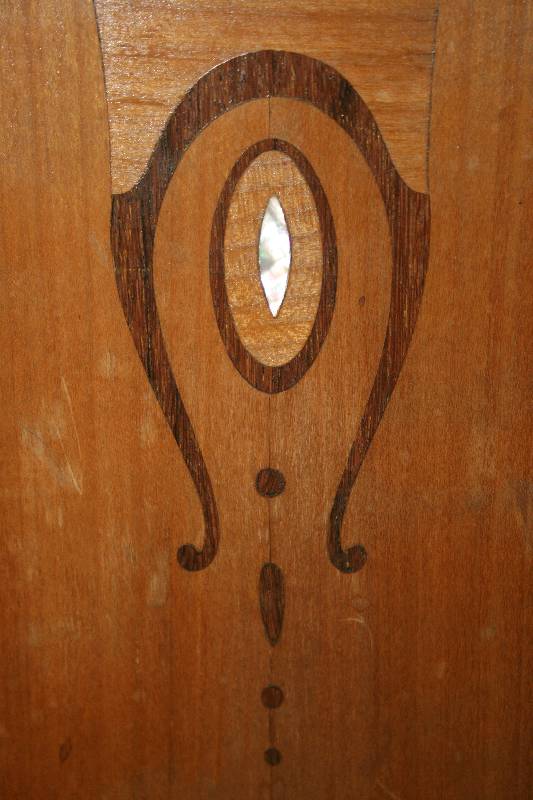 Detail c: Schlafzimmer, deutsch, um 1904/06, Jugendstil, bestehend aus Waschtisch, zwei Betten, Nachttisch und Schrank, Korpus Edelholz und Kirschbaumfurnier ...