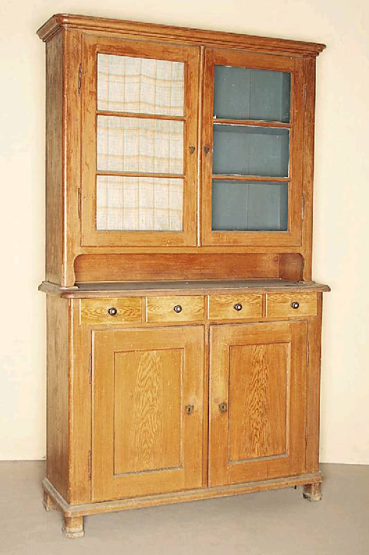 Pfälzer Küchenschrank, Gegend um Neustadt, um 1830, Zierbelkiefer massiv, ausgesuchtes Kernholz, gespiegelt verlegt, original Gläser,vier ...