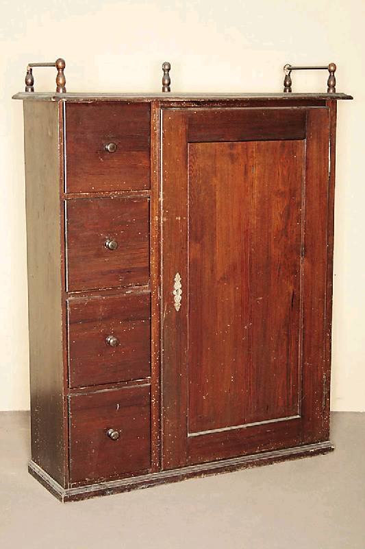 Brotschrank, Pfalz/Gegend Neustadt, um 1850, ausgesuchtes Zierbelkiefernholz, original Beschläge und Schloß, Galerie beschädigt bzw. mit Fehlteil, ...