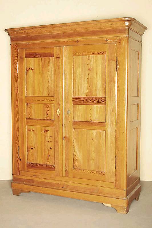 Biedermeierschrank, Pfalz, um 1830/40, Zierbelkiefer, 12 Kassetten, diese gespiegelt verlegt, sehr lebendiges Bild, in den 70er Jahren aufwendig ...