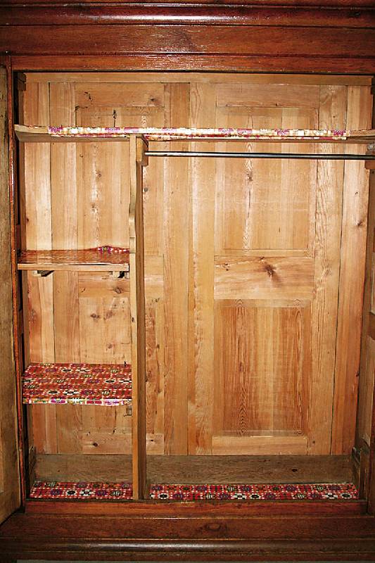 Detail a: Biedermeierschrank, Pfalz/ Raum Neustadt/Landau, um 1825/30, sogenannter Brautschrank, z.T. Eiche massiv, auf Rahmen gearbeitet, Inlets in Birnbaum, ...