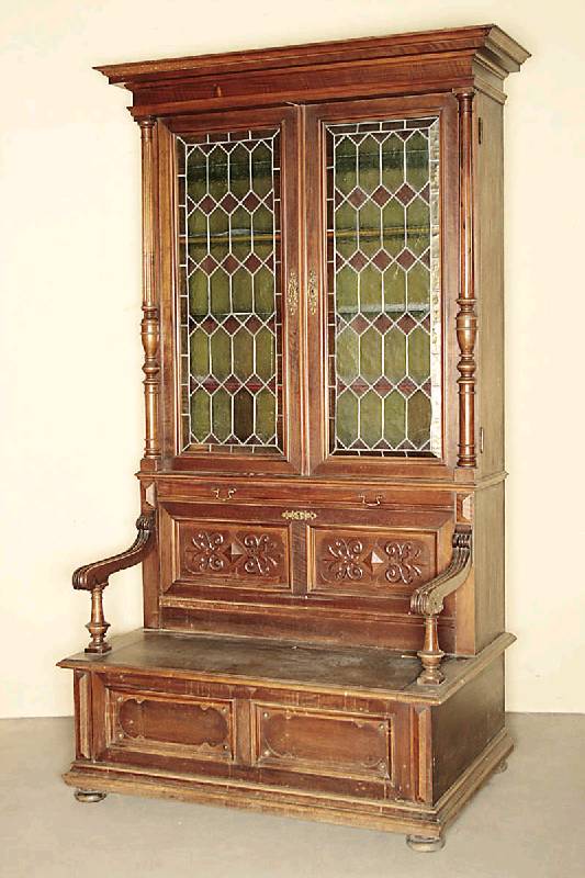 Kombinationsmöbel für den Eingangsbereich, um 1880/90, Korpus Nußbaum und Eiche massiv, sparsame Weichholzteile, in sich 3-fach gegliedert, ...